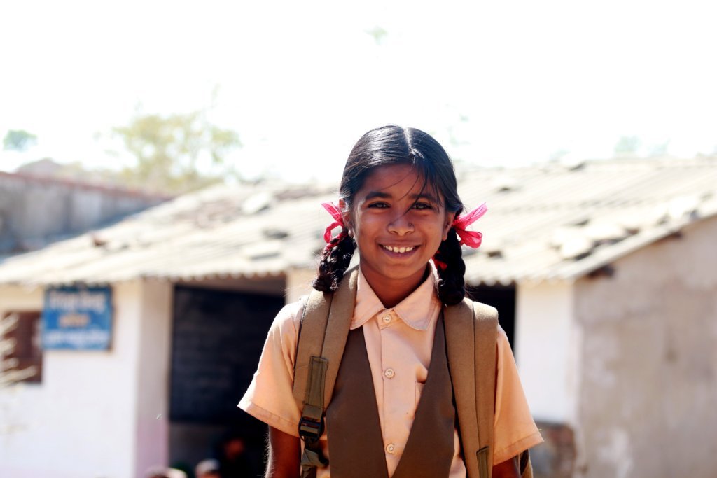 बच्चे खेल-कूद करते हुए खुश हैं