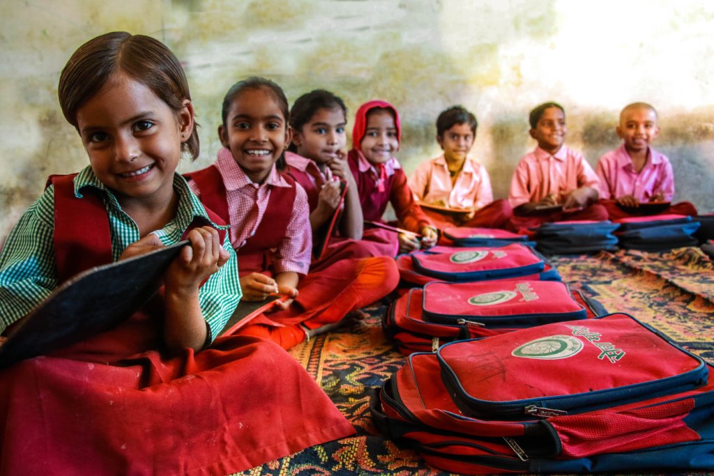 युवा वृक्षारोपण कर रहे हैं